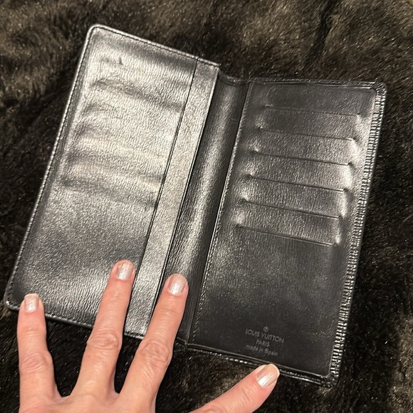 Louis Vuitton - Picture 6 of 10